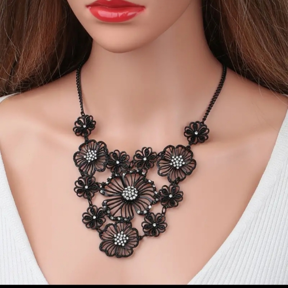 Retro-style Black Flower Hollow Bib Necklace Inlaid With White Rhinestone
